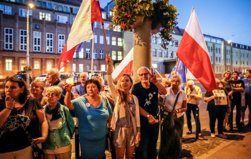 Protest przed sądem okręgowym w Gdańsku 25.07.2018.  „Wolne sądy, wolne wybory, wolna Polska”