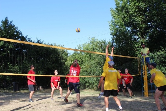 Na tzw. barace rozegrano III Turniej Sołectw Plażowej Piłki Siatkowej zorganizowany przez sołectwo Kornatowo. Rywalizowało siedem drużyn: Kornatowo, Lisewo, Chrusty, Drzonowo, Strucfoń, Tytlewo i Bartlewo. Podzielone je na dwie grupy, w których grały systemem każdy z każdym. W meczu finałowym zmierzyli się zwycięzcy grup - ekipy Lisewa i Kornatowa. Wygrali gospodarze, drugie miejsce zajął zespół lisewian, a trzecie  ekipa z  Chrutów. Pogoda dopisała, humory też, a i ducha rywalizacji nie brakowało. Uczestnicy, kibice i goście częstowali się ciastem, które były wpisowym. Rada Sołecka postarała się o napoje i kiełbaski. Flash INFO, odcinek 20 - najważniejsze informacje z Kujaw i Pomorza.