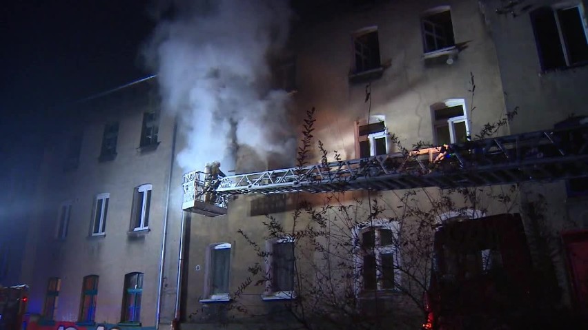 Nocny pożar w Częstochowie: ewakuowano 22 osoby, 7 jest poszkodowanych - w tym dwie ciężko WIDEO + ZDJĘCIA