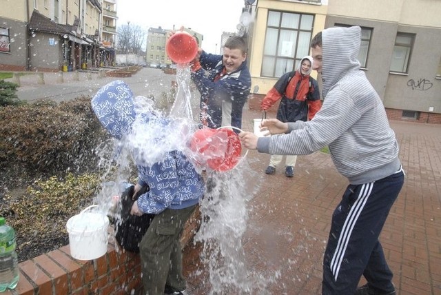 Śmigus-dyngus w okolicach ulicy Fałata.