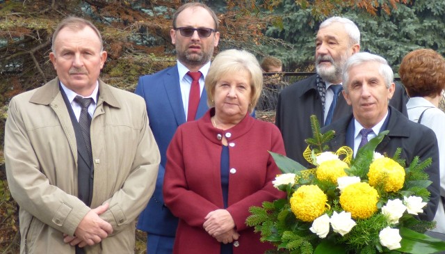 Adam Bodzioch (stoi z kwiatami) wygrał niedzielną drugą turę wyborów burmistrza Kazimierzy Wielkiej, lecz czasu na świętowanie było niewiele - teraz ostro pracuje.