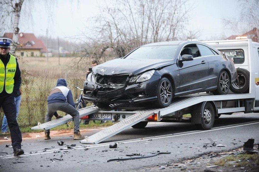 Groźny wypadek pod Oleśnicą. Zderzenie 4 aut, dwie osoby ranne [ZDJĘCIA]