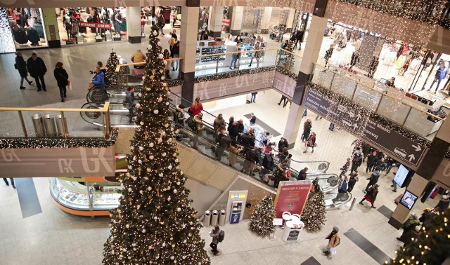 Niedziela, 22 grudnia to niedziela handlowa. Ze względu na zbliżające się święta w sklepach mogą pojawić się tłumy klientów
