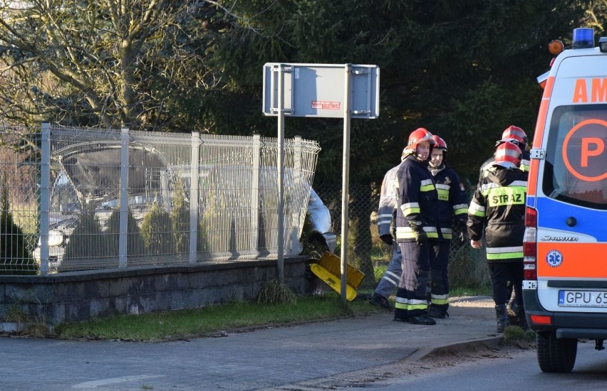 Wypadek w Połchowie. 49-latek volkswagenem wjechał w skrzynkę z gazem. Został odwieziony do szpitala [ZDJĘCIA, WIDEO]