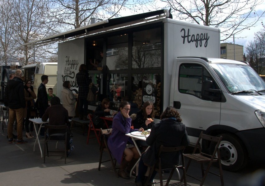Wrocław: Food trucki zaparkowały na placu Grunwaldzkim. Co można zjeść? (ZDJĘCIA, FILM, MENU, CENY)