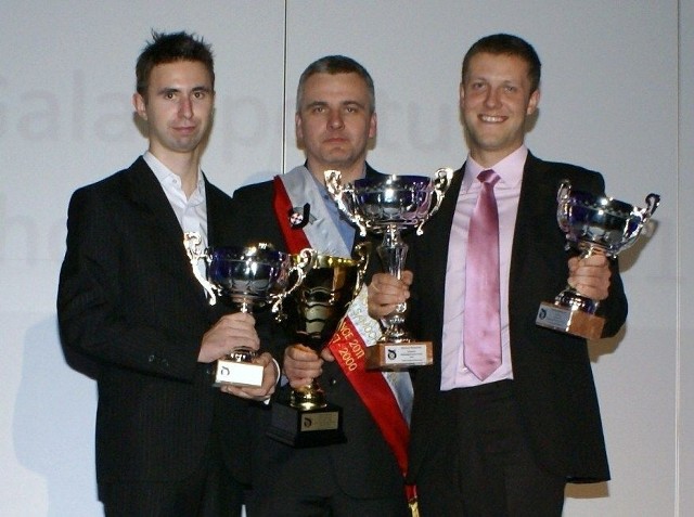 Trójka radomian (od lewej Norbert Stańczyk, Marcin Wydra i Mariusz Nowocień) odebrała nagrody w czasie Gali Sportu Samochodowego w Warszawie