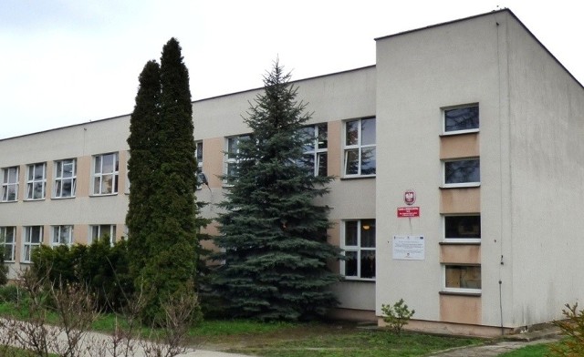 Szkoła Podstawowa numer 2 w Busku-Zdroju liczy sobie ponad pół wieku, a teraz  doczeka się wreszcie gruntownej modernizacji.