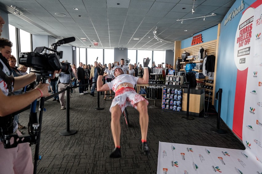 Udało się! Krystian Herba zdobył Willis Tower w Chicago [FOTO]