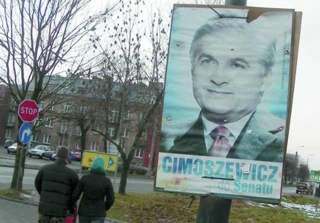 Włodzimierz Cimoszewicz już dawno w Senacie, a plakat nadal agituje