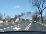 Pożar w Osielsku. Czarny dym nad miejscowością. Palą się śmieci