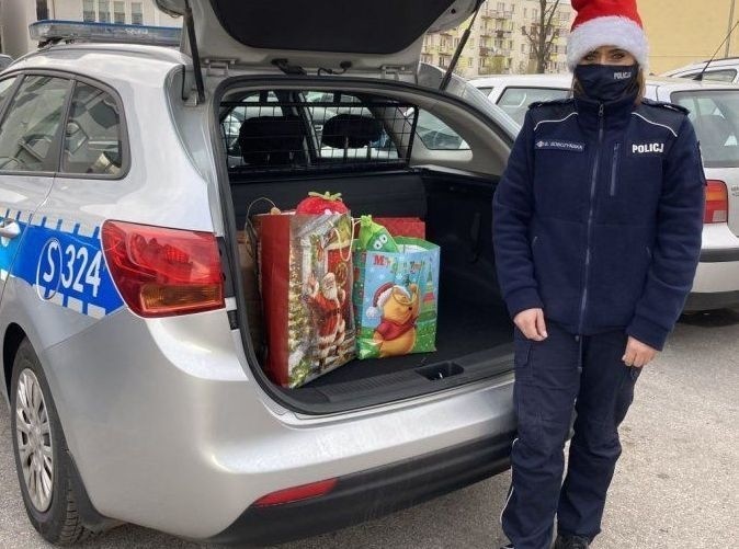 Policjanci z Końskich przyjchali z prezentami do dzieci w Stąporkowie