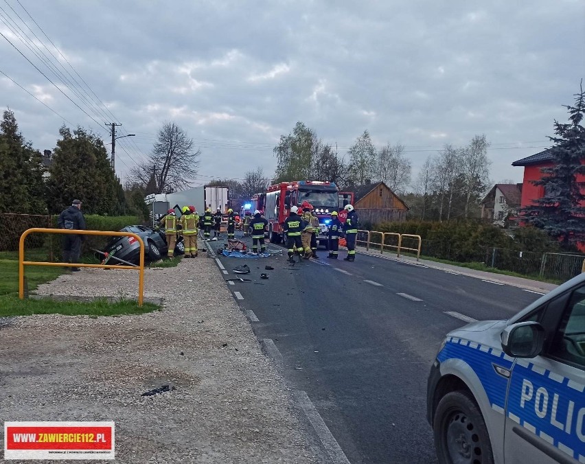 Tragiczny wypadek na drodze w Moskorzewie. Droga całkowicie zablokowana! Jedna osoba nie żyje