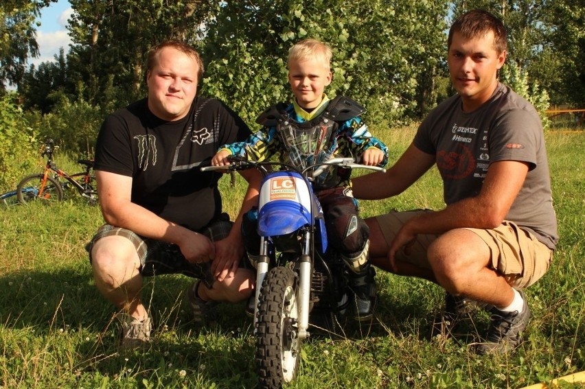 Bartłomiej Olek z synem Olafem oraz Kamilem Walczakiem,...