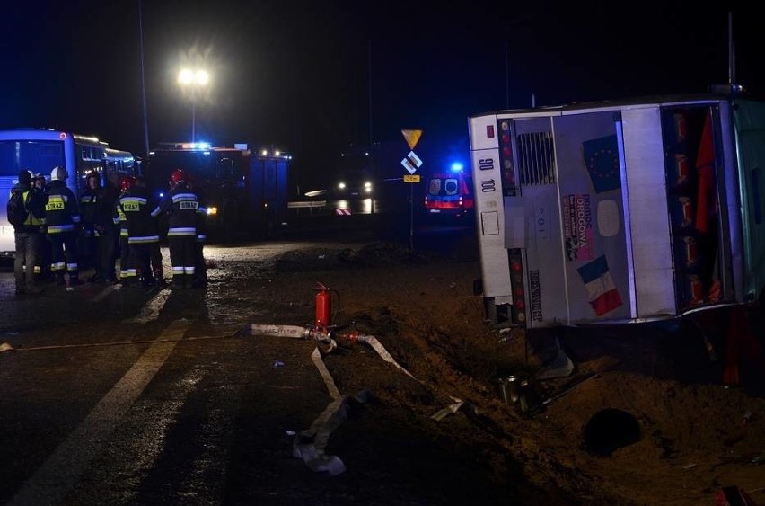 Wypadek autokaru na S3. Wycieczka wracała z jarmarku we Wrocławiu. Autobus przewrócił się na bok. Jedna osoba nie żyje, 24 zostały ranne