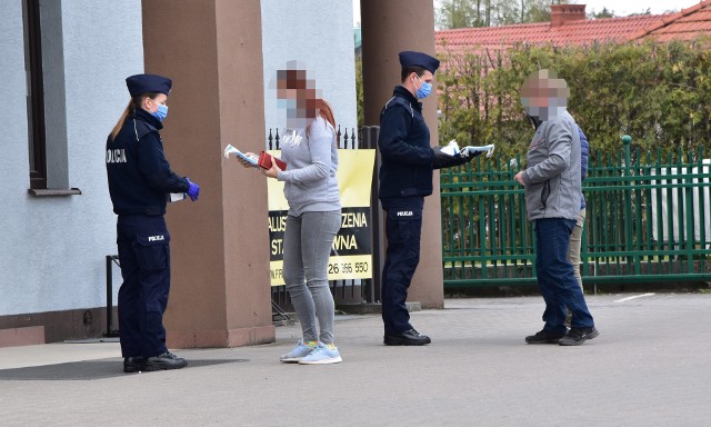 Policjanci z komendy w Wieliczce oraz komisariatów w Niepołomicach i Gdowie rozdawali maseczki ochronne mieszkańcom powiatu wielickiego. Akcję prowadzono we wszystkich gminach