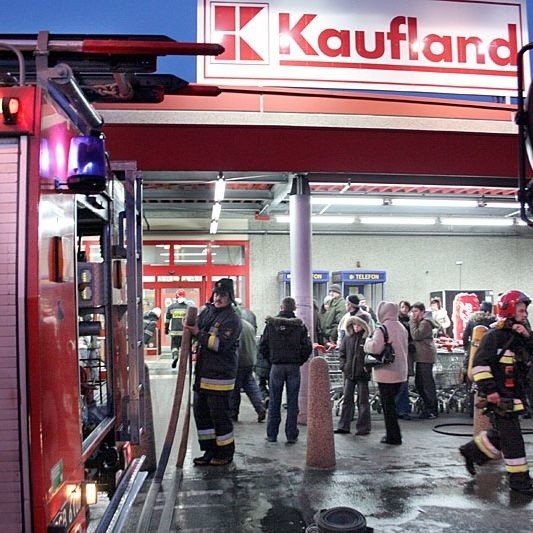 We wtorek okolo godz. 16.30 ewakuowano klientów slupskiego Kauflandu. Na miejsce pojechaly trzy jednostki strazy pozarnej. Wstepnie ustalono, ze ktoś rzucil petarde na stoisko z chipsami i wybuchl pozar.