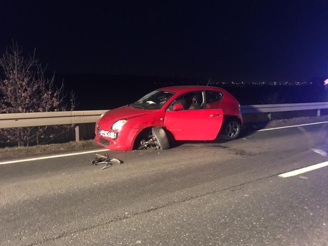 Do wypadku doszło we wtorek o godz. 18.20. Kierowca audi wyprzedając pojazd zderzył się czołowo z alfa romeo, a następnie z renault trafic. W wyniku zdarzenia ranny został kierowca alfa romeo i został przewieziony do szpitala. Droga przez jakiś była zablokowana, ale teraz ruch odbywa się już normalnie.