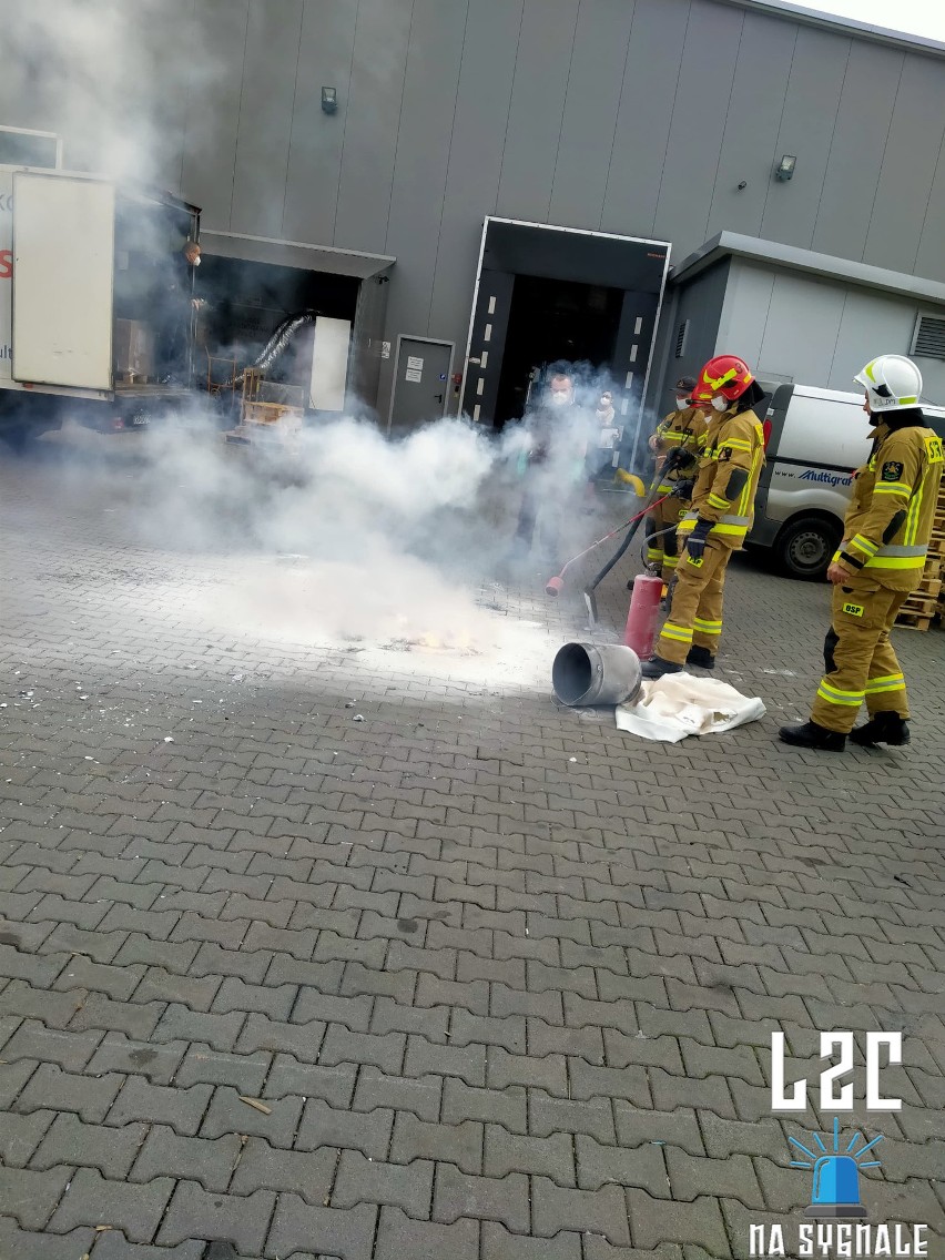 Pożar w jednej z firm w gminie Liszki. Paliły się pojemniki z magnezem