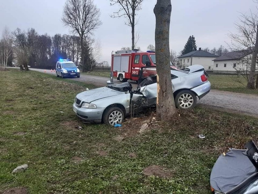 Wypadek w Gołębiach-Leśniewie. Samochód uderzył w drzewo. Kierowca był zakleszczony w aucie. 15.04.2022