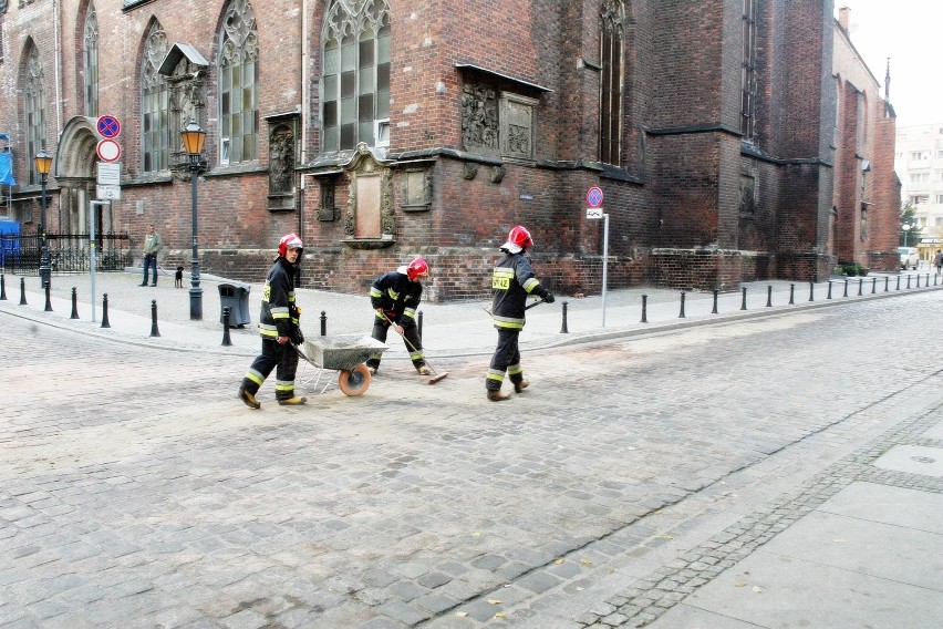 Wrocław: Olej spożywczy sparaliżował centrum. Zamknięte ulice, to nie żart (ZDJĘCIA)