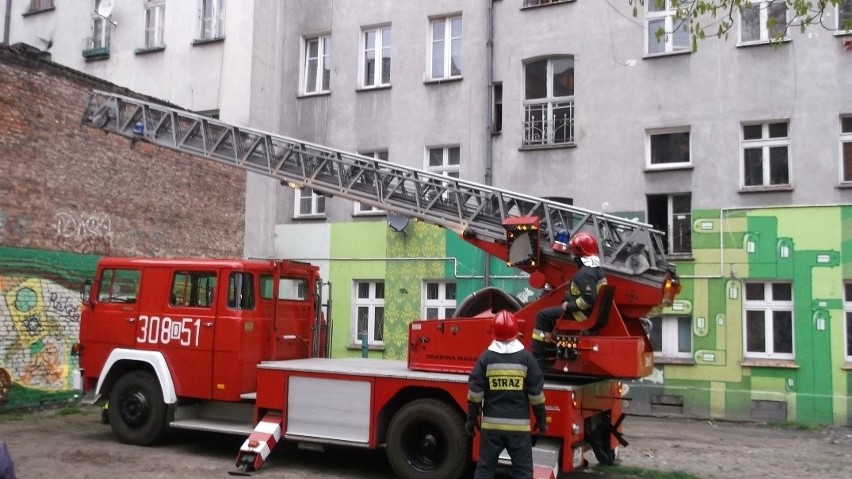 Strażacy interweniowali na pl. Strzeleckim. Nieśli pomoc mężczyźnie, który... zasnął (FOTO)