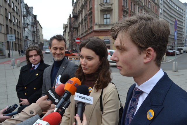 11 kwietnia na katowickim rynku odbyła się konferencja dotycząca zaangażowania młodzieży w Budżet Obywatelski. Wzięli w niej udział: Emilia Papiernik, Kacper Kwiecień, Jarosław Makowski oraz Adam SkowronZobacz kolejne zdjęcia. Przesuwaj zdjęcia w prawo - naciśnij strzałkę lub przycisk NASTĘPNE