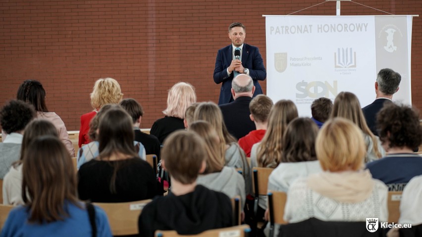 W II Liceum Ogólnokształcącym imienia Jana Śniadeckiego w Kielcach powstanie klasa dwujęzyczna. Zobaczcie szczegóły