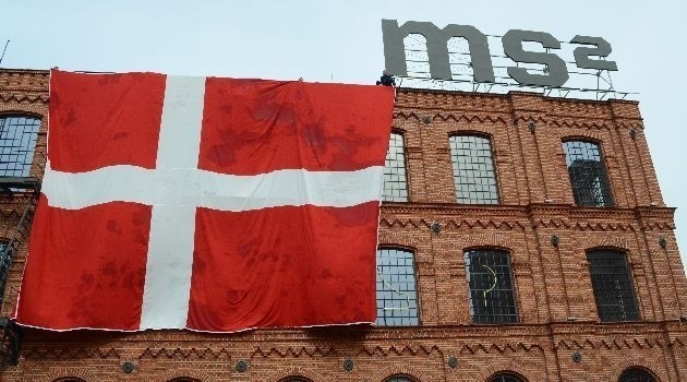 Rozwieszanie flagi obserwował autor pomysłu, Jens Haaning