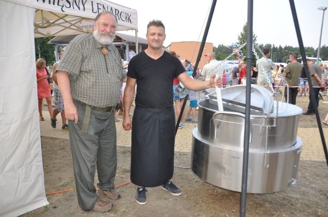 Grzegorz Russak i kucharz Zbigniew Chłopecki częstowali myśliwską zupą gulaszową