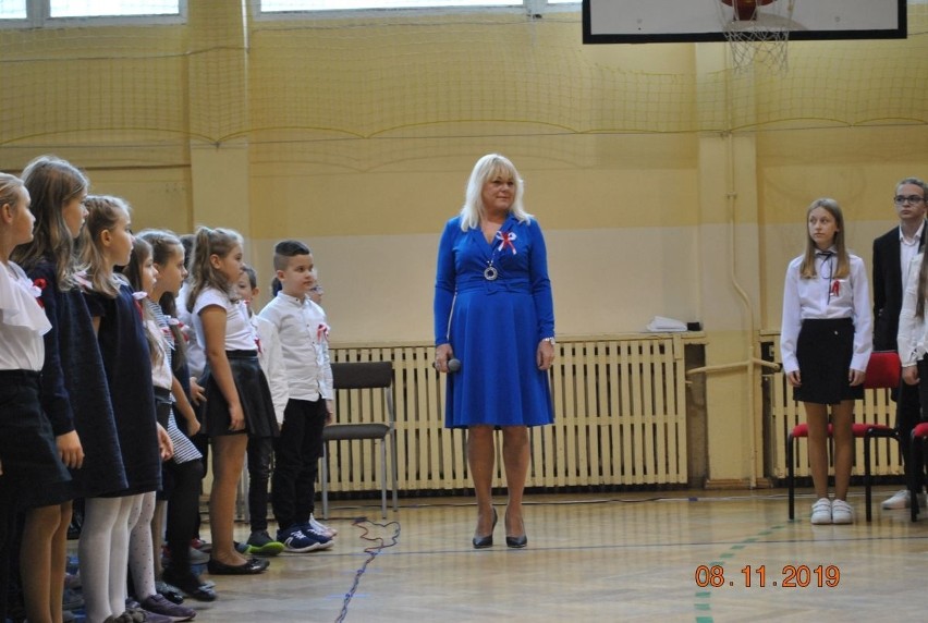 "Szkoła do hymnu" w naszym powiecie. Blisko 500 uczniów i przedszkolaków zaśpiewało w Szkole Podstawowej w Małogoszczu [WIDEO,ZDJĘCIA]
