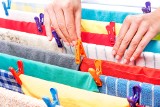 Co robić, gdy pranie nie chce schnąć? Sprawdź triki na jego szybkie wysuszenie w sytuacjach nadzwyczajnych. Te sposoby ułatwią życie!