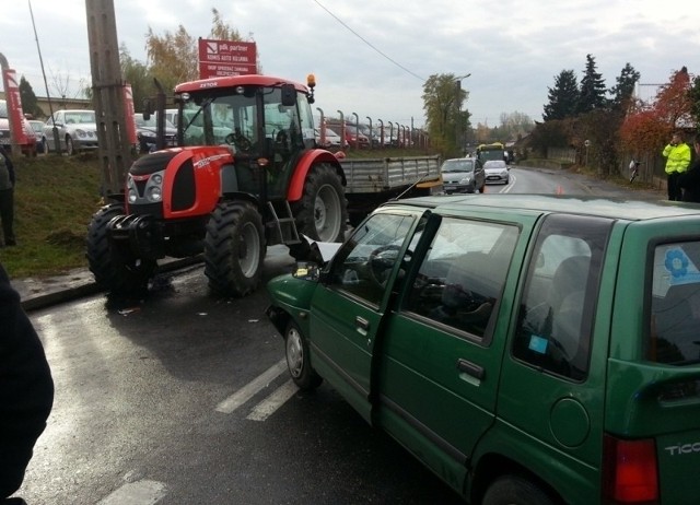 Wypadek w Kaliszu. 24 października przed południem na ulicy Częstochowskiej tico wjechało pod ciągnik. Kierująca samochodem kobieta próbowała wyminąć rowerzystę. Zjechała na przeciwny pas, którym nadjeżdżał ciągnik. Poszkodowana kobieta trafiła do szpitala