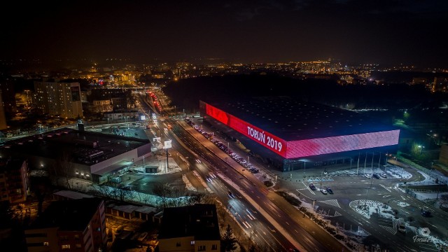 Tak prezentują się największe toruńskie obiekty sportowe nocą z drona. Zobacz jak imponująco wygląda żużlowa Motoarena, stadion Elany, a także hala Arena Toruń!