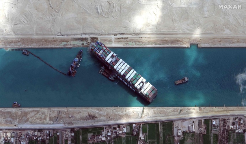 Kanał Sueski: Potężny Ever Given blokujący szlak handlowy ściągnięty z mielizny. Popłynęły kolejne statki