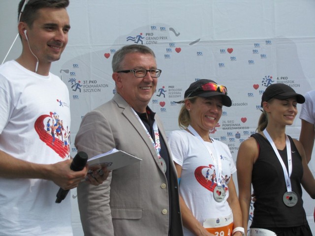 Aleksander Puła wręczał biegaczom i biegaczkom nagrody. Pierwszy z lewej Marek Plawgo, ambasador biegu i spiker zawodów.