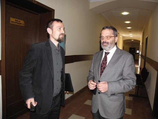 Radek Sawicki i adwokat Marek Sosnowski czekają na wejście do sali rozpraw