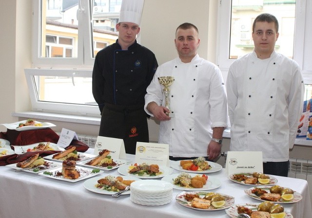 Trójka zwycięzców. Najlepsze dania z łososia i warzyw przygotowali: Daniel Czyż, Rafał Korus, Sebastian Salwa.