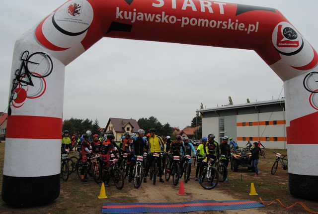 W niedzielę Ośrodek Sportu i Rekreacji w Golubiu-Dobrzyniu zorganizował kolejną edycję rowerowego Maratonu MTB Agrolok. Uczestnicy mieli do wyboru trzy dystanse - 23, 50 i 68 km. W rywalizacji wzięło udział około 240 zawodników. - Po silnych opadach deszczu, trasa jest dość wymagająca, żeby nie powiedzieć, że trudna, ale dobrze oznaczona - mówi Piotr Floerke, kierownik OSiR, który zorganizował maraton. Przygotowano również wyścigi dla dzieci i młodzieży w wieku 7-15 lat. Zostali oni podzieleni na trzy kategorie. Do pokonania mieli od 3 do 9 km. Start i meta wyścigu były zlokalizowane przy nowej hali sportowej. Pojawili się tu także specjaliści od zdrowego żywienia. Były porady oraz pomiary na analizatorach. Pokazują one masę ciała, zawartość tkanki tłuszczowej i mięśniowej czy wiek metaboliczny.