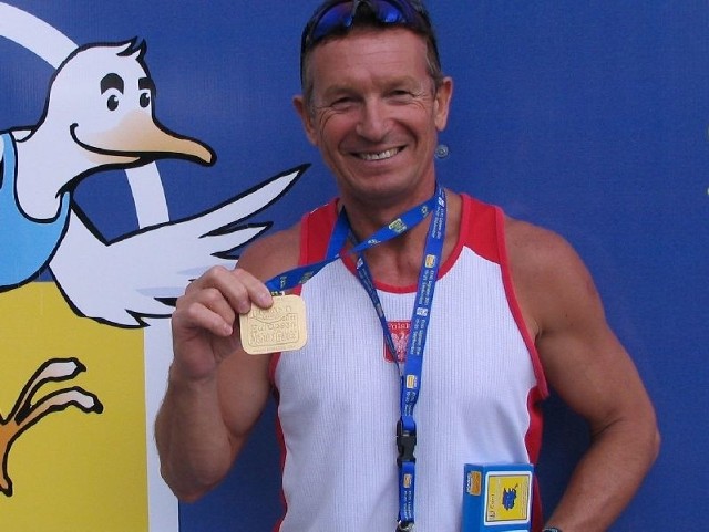 Andrzej Rupala ze złotym medalem zdobytym w biegu na 100 metrów przez płotki.