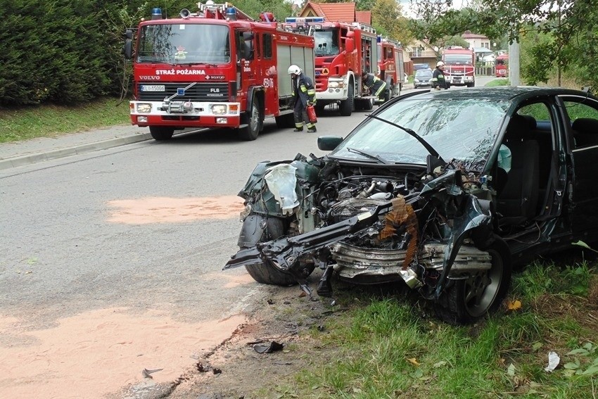 Wypadek w Dobrej. Zderzenie dwóch samochodów, dwie osoby ranne [ZDJĘCIA]