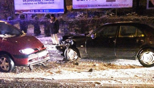 Do wypadku doszło we wtorek 12 stycznia na ul. Matejki w Gorzowie. Kierowca renault wpadł w poślizg i czołowo uderzył w mercedesa.Renault wpadło w poślizg na łuku drogi. Samochód wleciał na przeciwległy pas ruchu i tam czołowo uderzył w mercedesa. Na miejsce przyjechało pogotowie ratunkowe. Dwie ranne osoby z mercedesa zostały przewiezione do szpitala.
