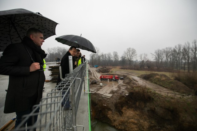 Kilka dni temu budowę nowego mostu odwiedził Władysław Ortyl, marszałek podkarpacki.