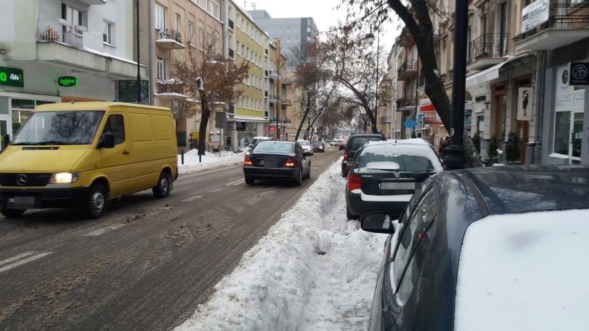 Lublin: Jak odśnieża się auta w mieście? Tworzy się ''śnieżne mury". Zobacz