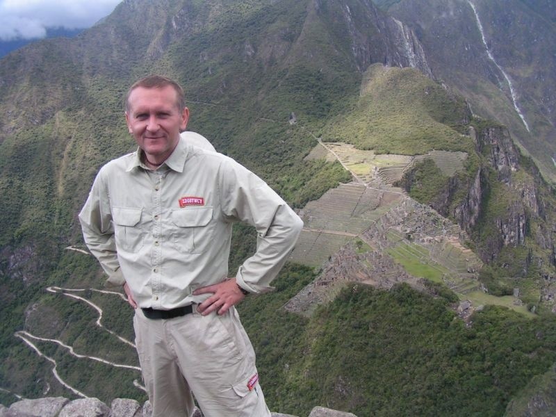 Waldemar Kania na tle Machu Picchu.