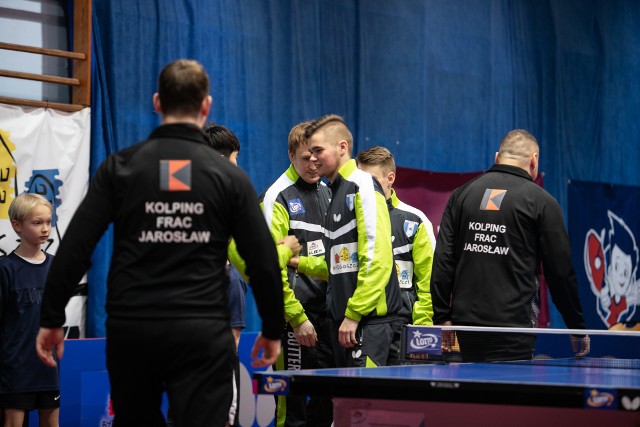 Mateusz Ufnał na pierwszym planie w kolorowym dresie