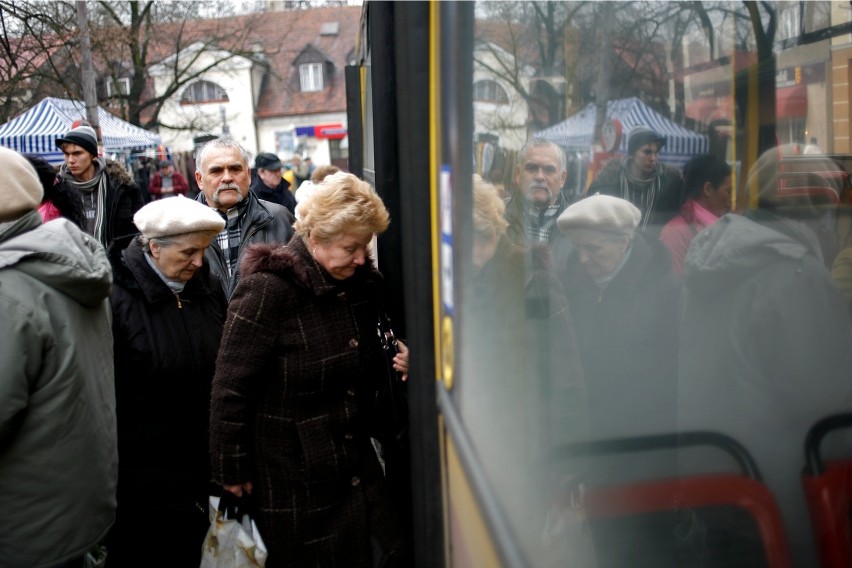 Starsi ludzie w autobusach...