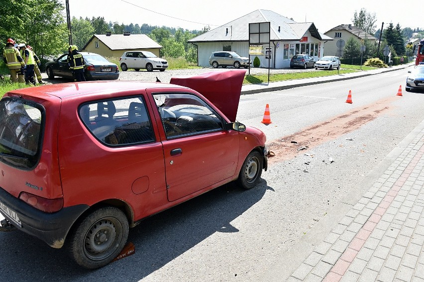 Wypadek w Moszczenicy. Do kierowcy seicento wezwano karetkę pogotowia