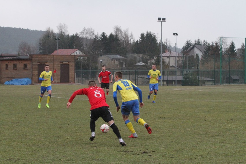 Trzecia liga. Ciekawy mecz w Daleszycach. Spartakus przegrał z Hutnikiem Kraków 0:1 [DUŻO ZDJĘĆ, WIDEO]