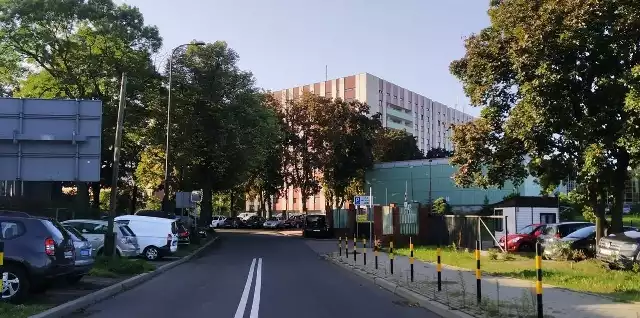 ZDM Gliwice zapowiedział, że w najbliższych dniach zostanie podpisana umowa na budowę ronda na ulicy Sienkiewicza. To rozwiązanie zwiększy bezpieczeństwo i poprawi komfort pacjentów i pracowników pobliskiego Narodowego Instytutu Onkologii.