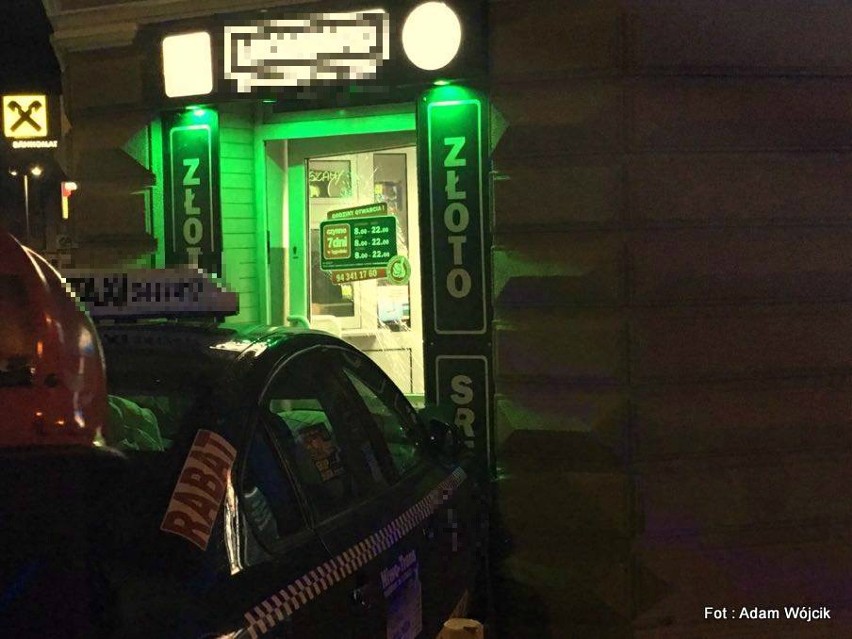 Pijany taksówkarz wjechał autem do lombardu w Koszalinie [zdjęcia]